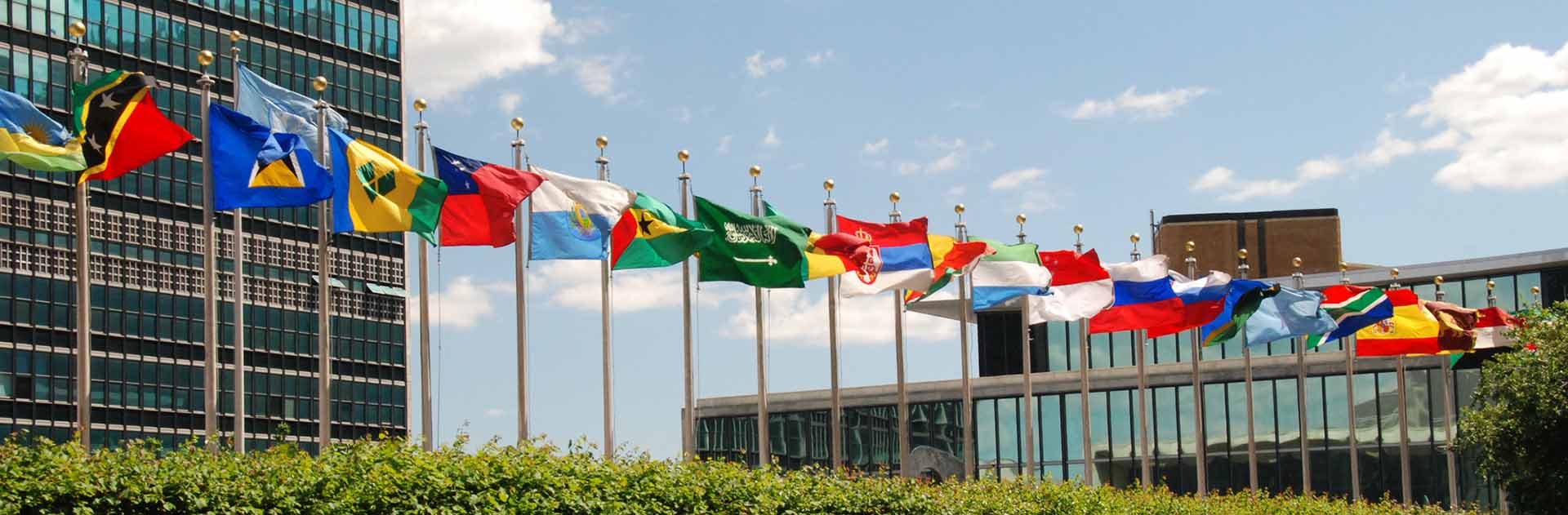 Banderas de los países miembros de la ONU en el complejo de oficinas de Naciones Unidas en Nueva York, Estados Unidos. Las banderas son símbolos de soberanía de los países.