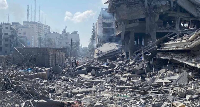 Palestinos inspeccionan los daños tras un ataque aéreo israelí en la zona de El-Remal, en la ciudad de Gaza, el 9 de octubre de 2023.