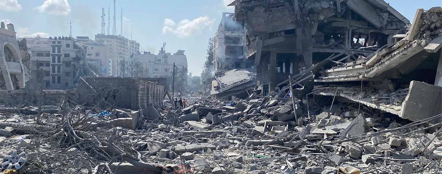 Palestinos inspeccionan los daños tras un ataque aéreo israelí en la zona de El-Remal, en la ciudad de Gaza, el 9 de octubre de 2023.