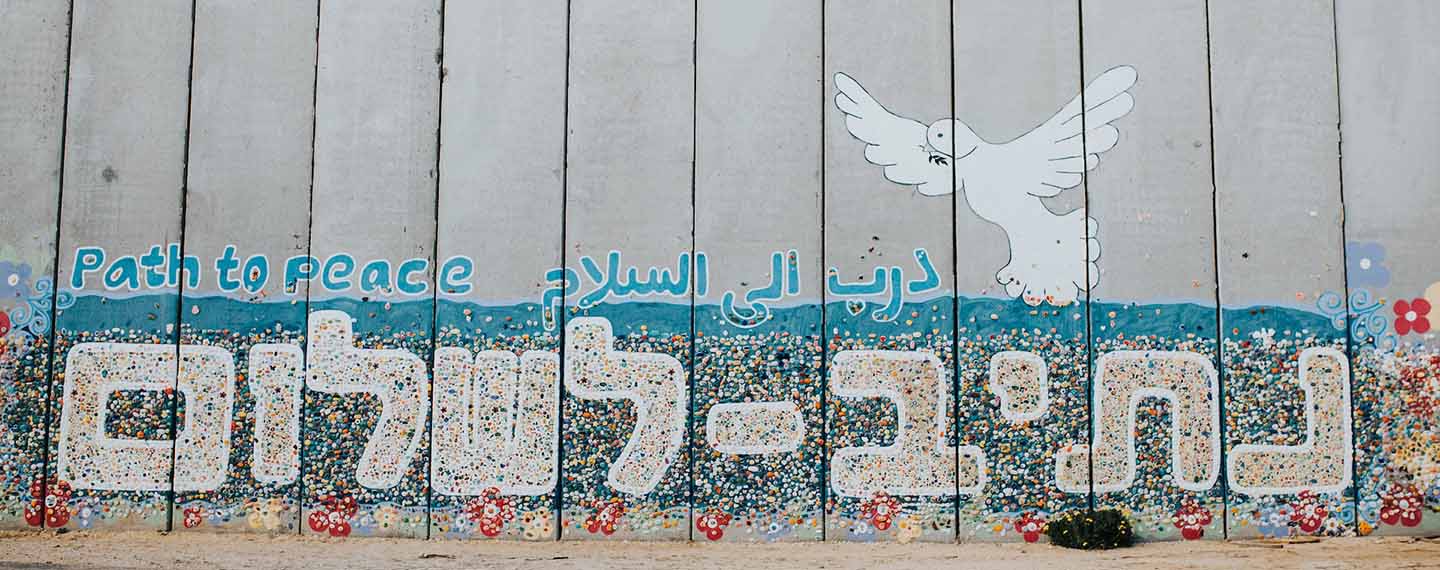 En un muro del moshav de Netiv Haasara, situado en el sur de Israel en la frontera con la Franja de Gaza se lee la frase “Camino hacia la paz” en hebreo, árabe e inglés