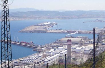 Central de energía de la Bahía de Vizcaya en el puerto de Bilbao, visto desde el monte Argizagi en Zierbena. Seguridad energética