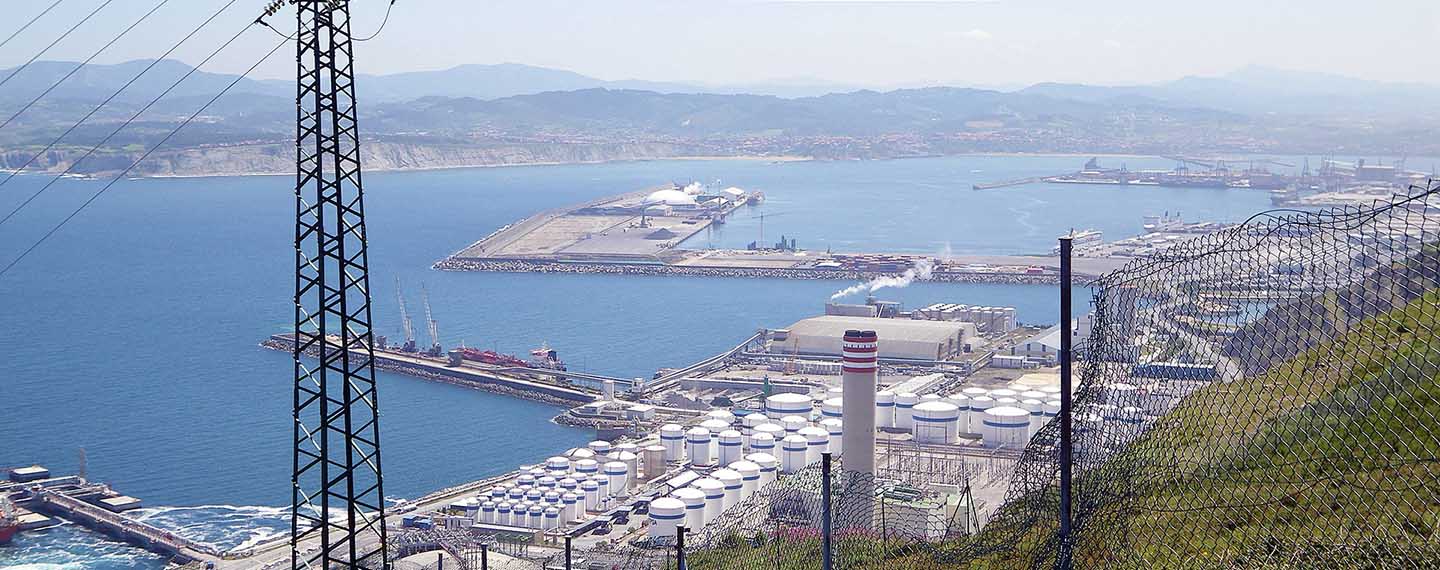 Central de energía de la Bahía de Vizcaya en el puerto de Bilbao, visto desde el monte Argizagi en Zierbena. Seguridad energética