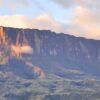 El tepuy Kukenán en el Parque Nacional Canaima en Venezuela. Junto al Roraima marcan la frontera entre Venezuela, Brasil y la zona en reclamación de la Guayana Esequiba. Foto tomada desde el campamento del río Tëk a las 5:20 p.m. Altura del tepuy: 2700-2800 metros
