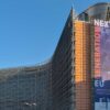 Imagen de la sede de la Comisión Europea en Bruselas (Bélgica) con una gran pancarta promocional de los fondos Next Generation EU de la Unión Europea. La foto fue tomada en agosto de 2020
