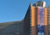 Imagen de la sede de la Comisión Europea en Bruselas (Bélgica) con una gran pancarta promocional de los fondos Next Generation EU de la Unión Europea. La foto fue tomada en agosto de 2020