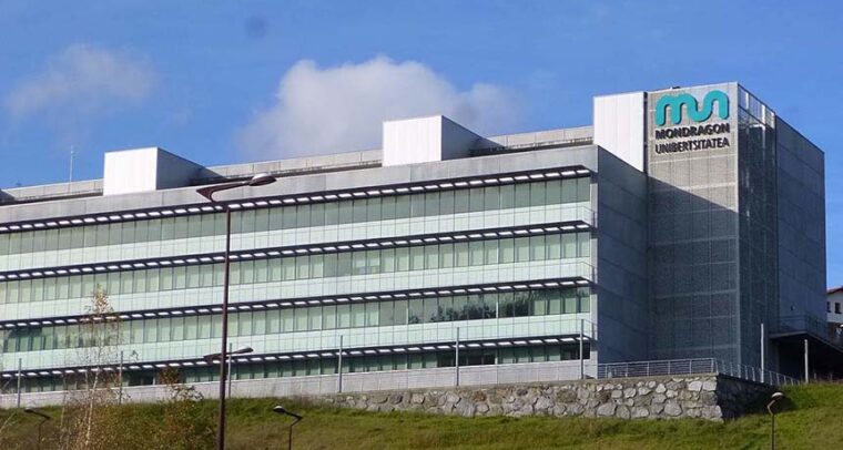 Sede de la Escuela Politécnica Superior (Goi Eskola Politeknikoa) de la Universidad de Mondragón, en el Campus de Mondragón (sede Garaia), en Arrasate/Mondragón, provincia de Gipuzkoa. Esta escuela es uno de los centros integrados de formación profesional pertenecientes al País Vasco