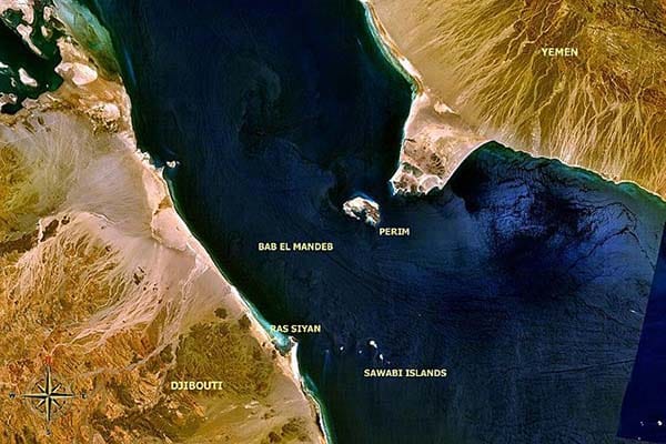 Fotografía aérea del estrecho Bab-el-Mandeb que enlaza el Mar Rojo con el Golfo de Adén, con las descripciones países costeros (a la izquierda, Yibuti, y a la derecha, Yemen), Ras Siyan en la costa africana, la isla de Perim, y las islas de Sawabi