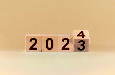 Concepto del final de 2023 y el nuevo comienzo en 2024. Cambio de 2023 a 2024 en cubos de madera. Elcano en 2023
