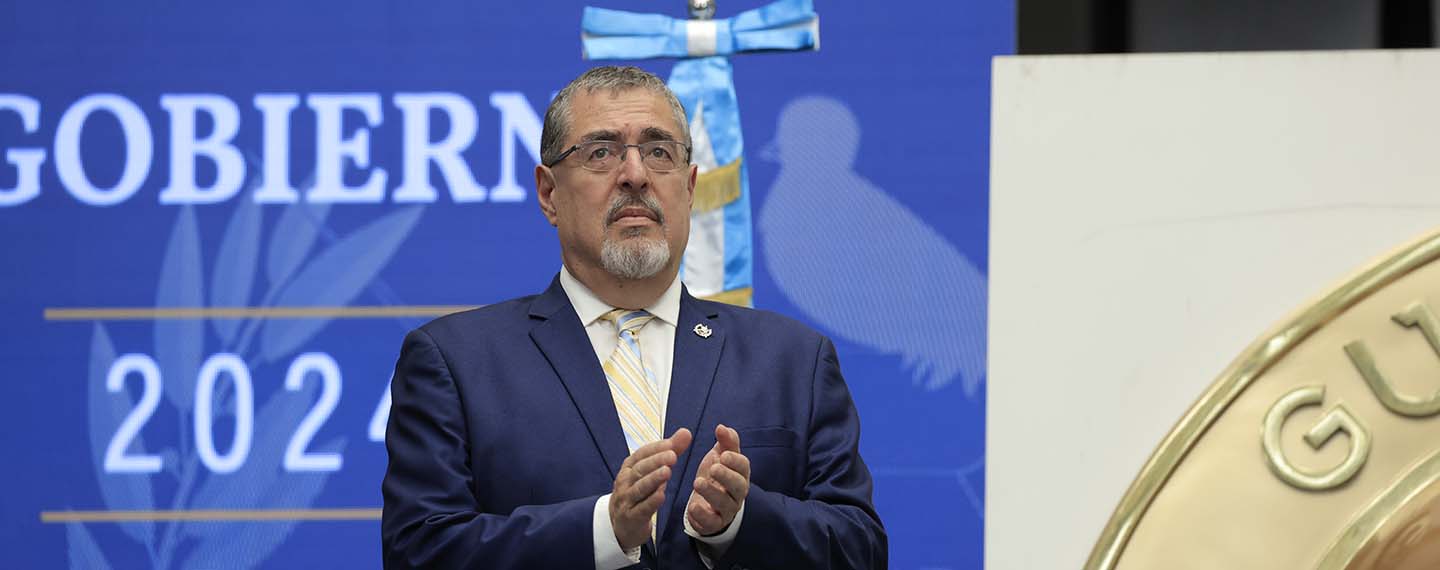 Bernardo Arévalo de León, presidente electo de Guatemala, aplaude en el plenario de la segunda reunión de transición realizada el 11 de septiembre de 2023. Al fondo el estandarte de la bandera del país