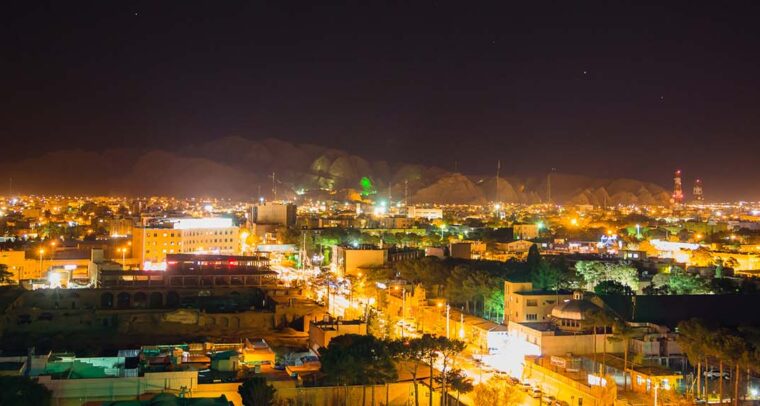 Vista nocturna de la ciudad de Kerman, ciudad histórica del sudeste de Irán, donde tuvo lugar doble atentado del pasado 3 de enero asumido por el grupo Dáesh o Estado Islámico