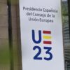 Banderas de la UE y banner con el logo de la Presidencia española del Consejo de la UE como decoración en el edificio Europa en Bruselas, Bélgica