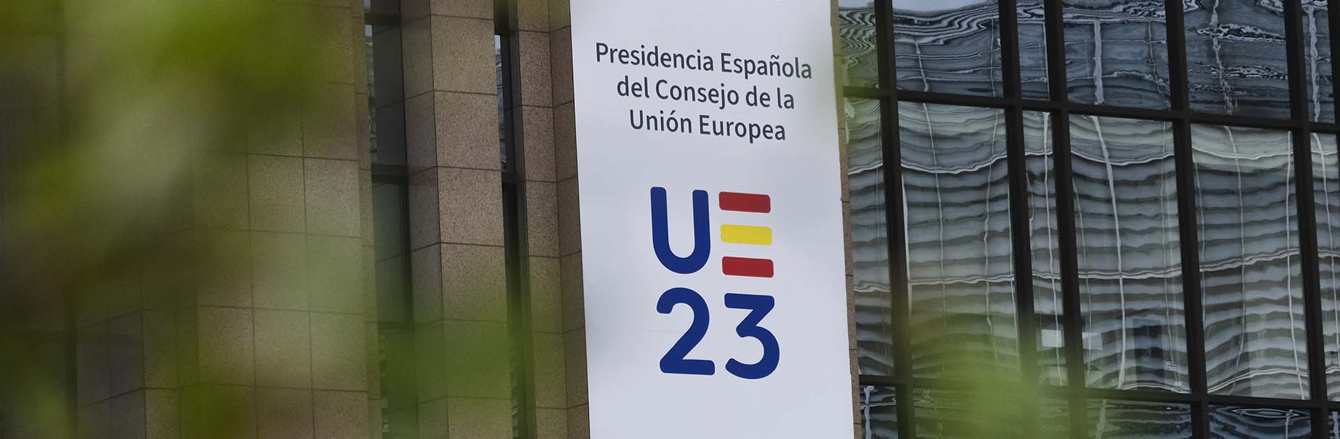Banderas de la UE y banner con el logo de la Presidencia española del Consejo de la UE como decoración en el edificio Europa en Bruselas, Bélgica