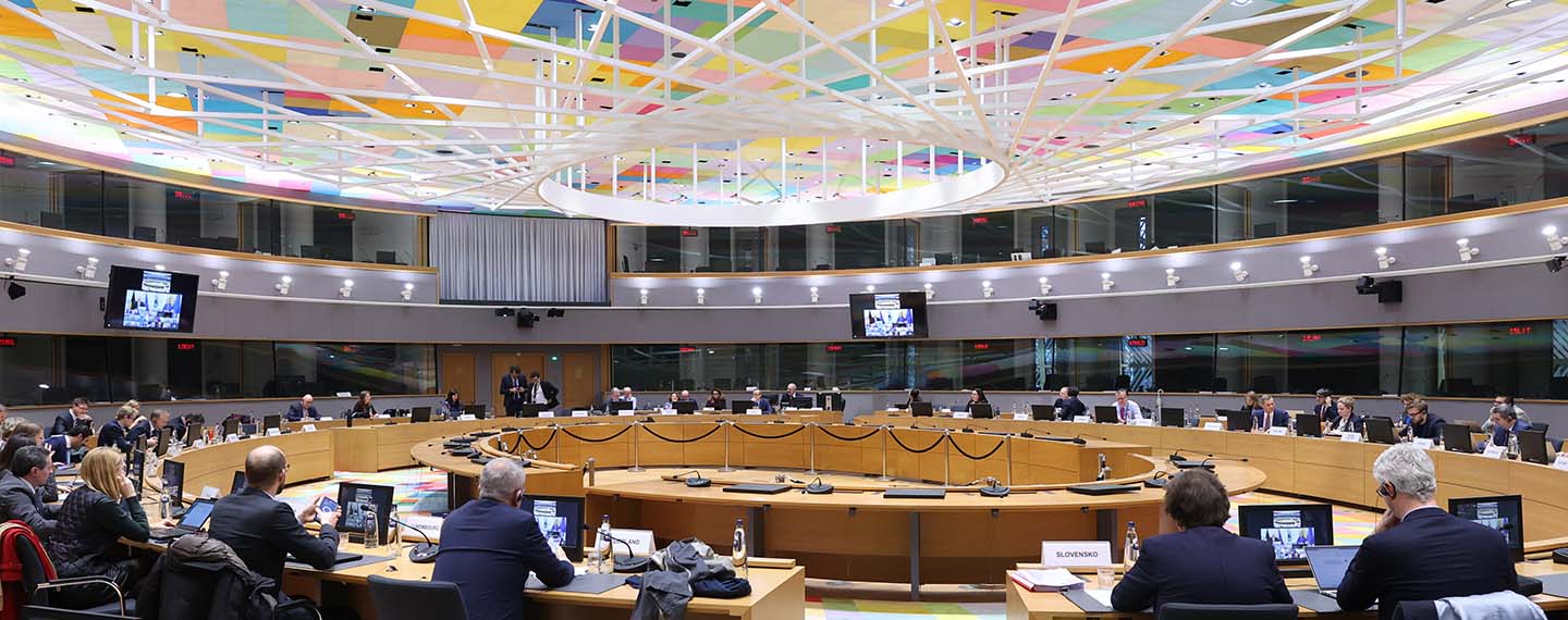 Foto de la mesa redonda de la reunión informal del Consejo de Asuntos Económicos y Financieros realizada por videoconferencia el 20 de diciembre de 2023, donde se aprobaron las nuevas reglas fiscales europeas