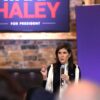 La exembajadora en Naciones Unidas y candidata de las primarias del Partido Republicano, Nikki Haley, habla con simpatizantes en un mitin de la campaña “Countdown to Caucus” en el Country Lane Lodge de Adel, en Iowa (EEUU), el 15 de enero de 2024