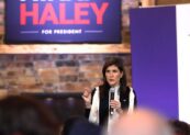 La exembajadora en Naciones Unidas y candidata de las primarias del Partido Republicano, Nikki Haley, habla con simpatizantes en un mitin de la campaña “Countdown to Caucus” en el Country Lane Lodge de Adel, en Iowa (EEUU), el 15 de enero de 2024