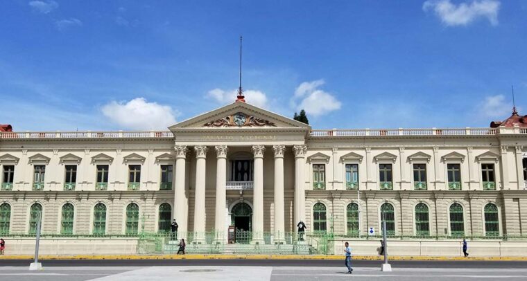 Fachada del Palacio Nacional de El Salvador, país con el que se inicia el ciclo de elecciones en América Latina en 2024