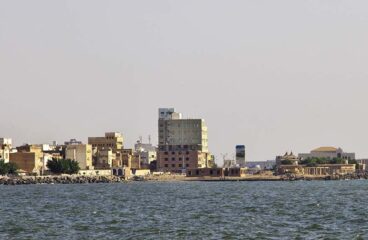 Imagen panorámica de la costa del mar Rojo en la ciudad de Hodeida (Yemen), en el estrecho de Bab el Mandeb