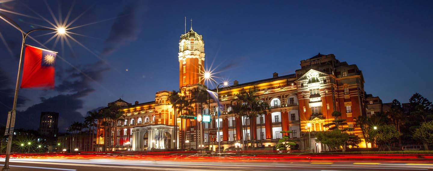 Palacio Presidencial de Taipéi iluminado de noche. El Palacio es oficina del presidente y el vicepresidente de la República de China. Elecciones taiwanesas