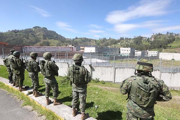 Operativos de control realizado por la Policía Nacional y Ejército del Ecuador en la cárcel de Turi en Cuenca (2022). Foto: Presidencia de la República del Ecuador (Dominio público)