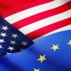Banderas china, estadounidense y europea ondeando a la luz del sol como fondo. China, EEUU y la UE conforman un triángulo estratégico