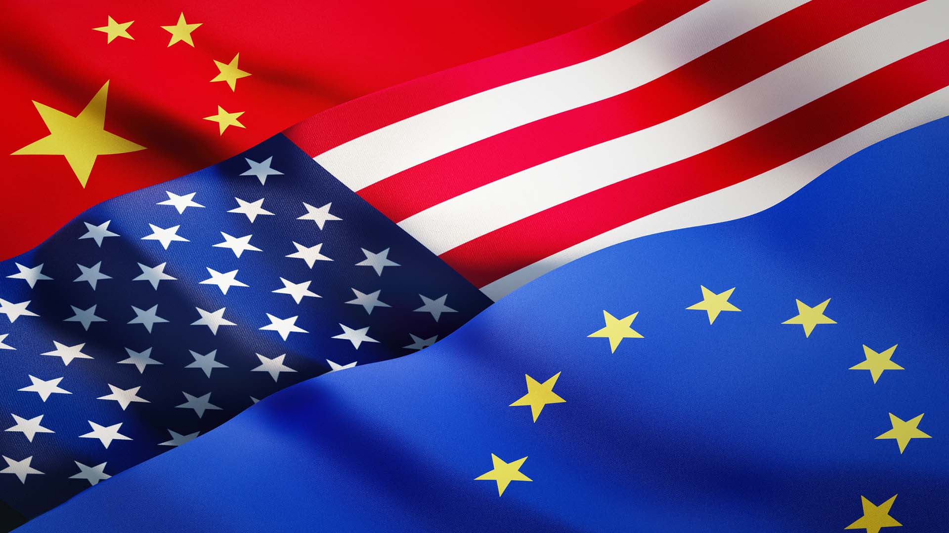 Composición de franjas en diagonal de las banderas de China, EEUU y la UE en primer plando con efectos de ondas.