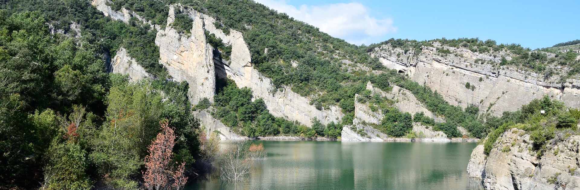 Imagen de montañas y vegetación del Embalse de Canelles ubicado entre las provincias de Hueca (Aragón) y Lleida (Cataluña) en España. Sequía