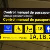 Primer plano de un panel informativo del control manual de pasaportes en el aeropuerto de Barcelona-El Prat. El panel está en catalán, español e inglés. Inmigración