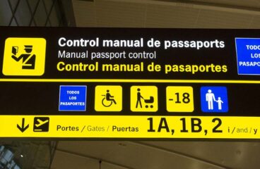 Primer plano de un panel informativo del control manual de pasaportes en el aeropuerto de Barcelona-El Prat. El panel está en catalán, español e inglés. Inmigración