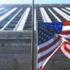 Bandera de Estados Unidos ondeando en un mástil en un edificio histórico en Chicago