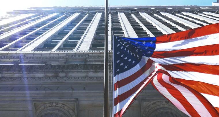 Bandera de Estados Unidos ondeando en un mástil en un edificio histórico en Chicago