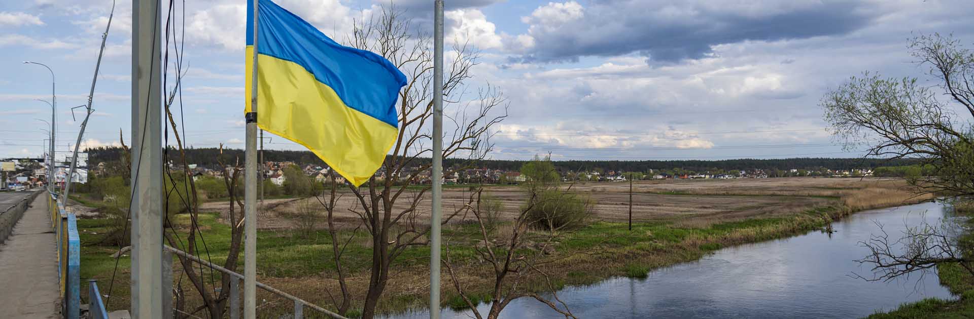 Una bandera de Ucrania ondeando junto a un puente sobre el río Irpin, al lado de Hostomel, en las afueras de Kyiv