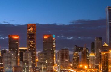 El distrito negocios de Pekín, también conocido como Beijing CBA, con las torres del China World Trade Center y China Zhun (o CITIC Tower) al atardecer. OMC