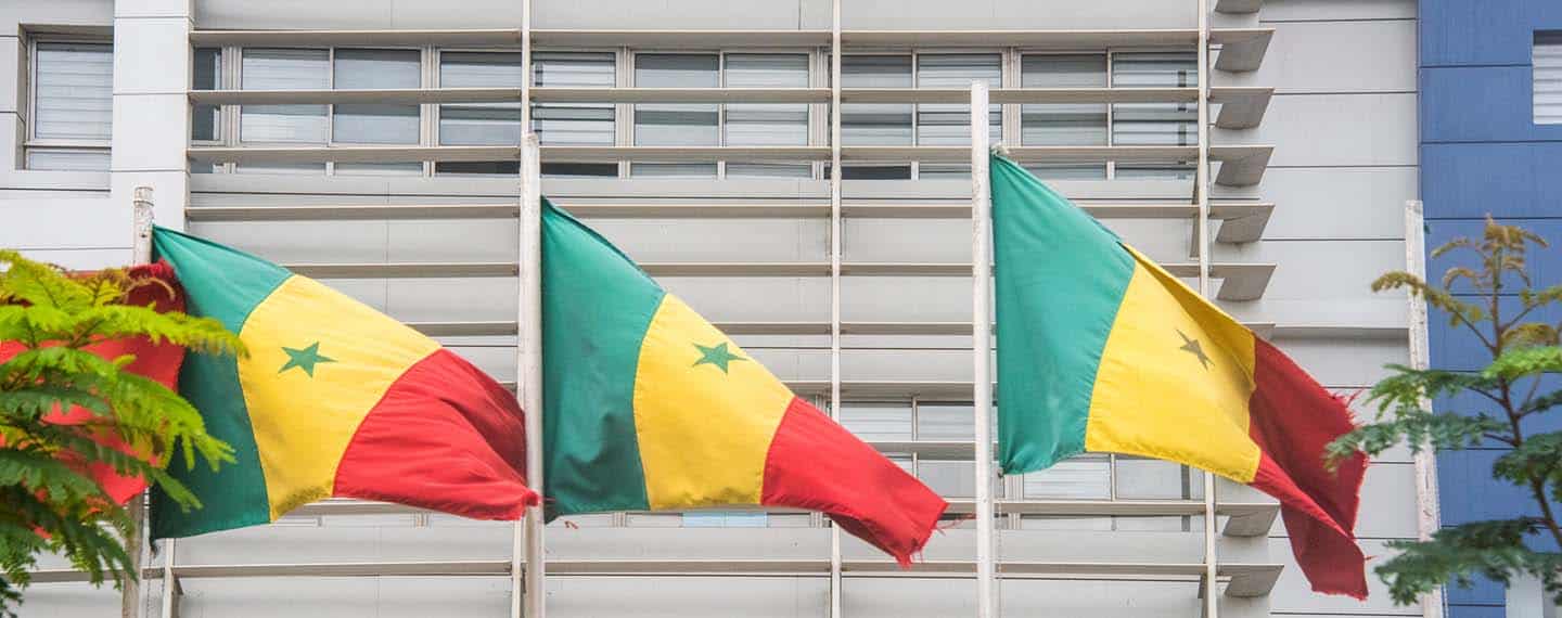 Tres banderas de Senegal en un edificio en Dakar