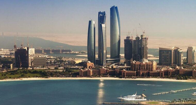 Vista aérea de las Torres Etihad y el hotel Emirates Palace en el oeste de Abu Dabi, la capital de Emiratos Árabes Unidos, uno de los países más influyentes del Consejo de Cooperación del Gofo