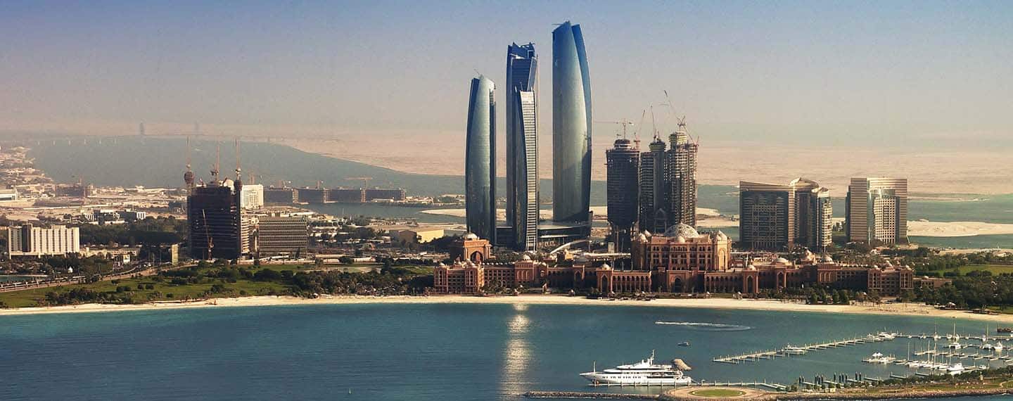 Vista aérea de las Torres Etihad y el hotel Emirates Palace en el oeste de Abu Dabi, la capital de Emiratos Árabes Unidos, uno de los países más influyentes del Consejo de Cooperación del Gofo