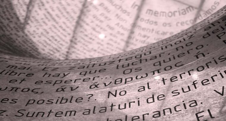 Foto del detalle de los textos del monumento a las víctimas del 11-M en Madrid, España, con un filtro de color rojo. Implicación de los yihadistas