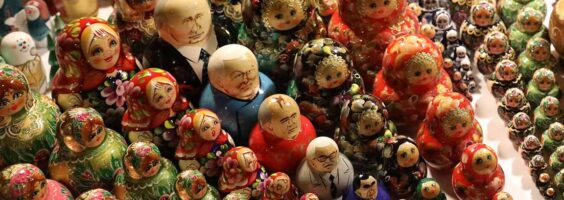 Un conjunto de muñecas matrioskas exhibidas en diagonal en un mercado en San Petersburgo, Rusia. En el centro las muñecas con imágenes de los líderes de Rusia y la URSS