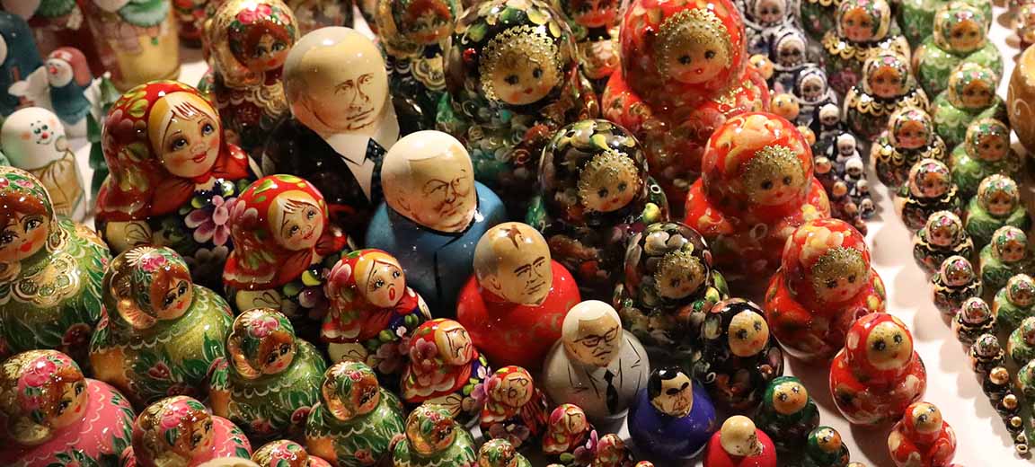Un conjunto de muñecas matrioskas exhibidas en diagonal en un mercado en San Petersburgo, Rusia. En el centro las muñecas con imágenes de los líderes de Rusia y la URSS