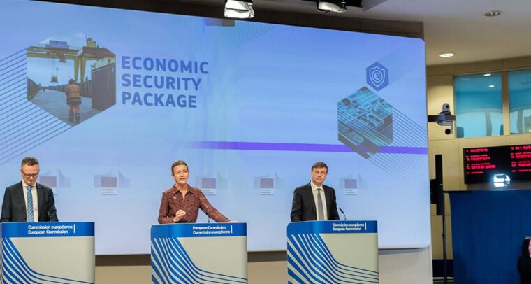Margrethe Vestager y Valdis Dombrovskis, vicepresidentes Ejecutivos de la Comisión Europea, durante la rueda prensa sobre el paquete de Seguridad Económica, tras la reunión semanal de la Comisión von der Leyen