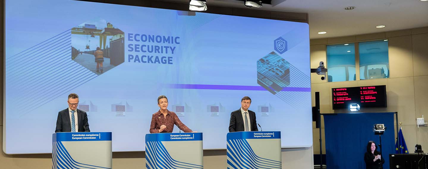 Margrethe Vestager y Valdis Dombrovskis, vicepresidentes Ejecutivos de la Comisión Europea, durante la rueda prensa sobre el paquete de Seguridad Económica, tras la reunión semanal de la Comisión von der Leyen