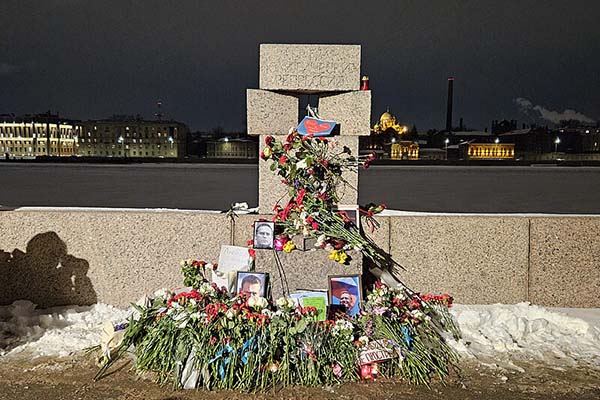 Recuerdo espontáneo a Alexéi Navalni en el monumento a las víctimas de la represión política en San Petersburgo, Rusia (16/02/2024). Foto: Gesanonstein (Wikimedia Commons / CC0)