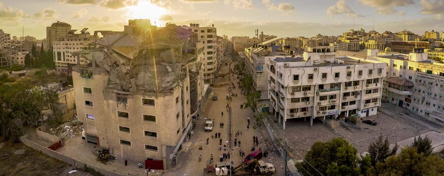 Destrucción de la calle al-Wahda tras los bombardeos aéreos de las Fuerzas de Defensa de Israel en la Franja de Gaza en mayo de 2021. La calle está situada en el barrio de al-Rimal, uno de los más de poblados de la ciudad de Gaza. Responsabilidad de Proteger