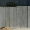 Una familia palestina pasa junto a una sección de la controvertida “barrera de seguridad” de Israel en la ciudad cisjordana de Abu Dis, en las afueras de Jerusalén. Imagen de 2004