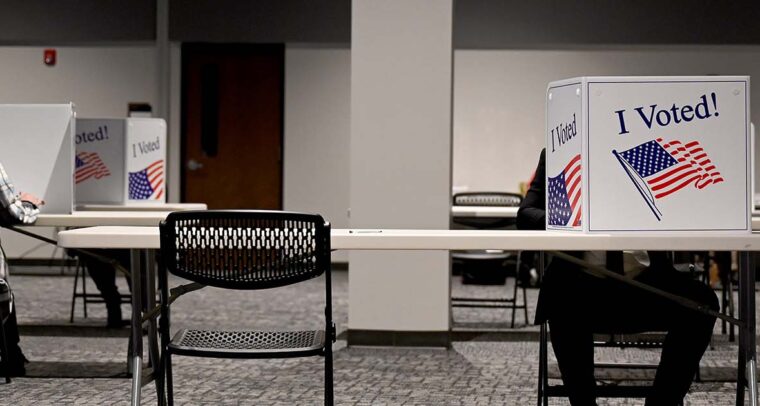 Mesas con personas ejerciendo su voto en un colegio electoral durante el supermartes del pasado 5 de marzo de 2024 en Little Rock, Arkansas (EEUU)