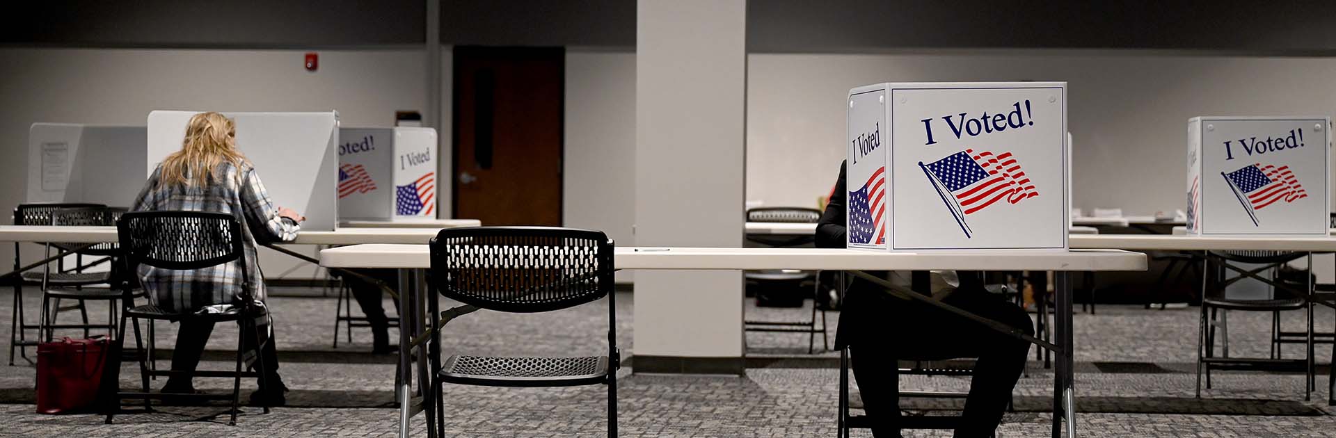 Mesas con personas ejerciendo su voto en un colegio electoral durante el supermartes del pasado 5 de marzo de 2024 en Little Rock, Arkansas (EEUU)