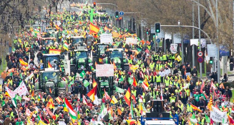 Tens of thousands of people on foot and waving flags, accompanied by more than 100 tractors coming from all the provinces, at the Spanish farmers protest in Madrid on 26 February 2024