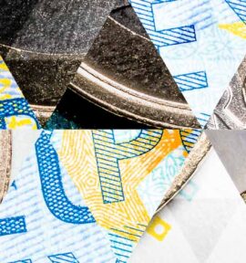 Fondo abstracto de mosaico de triángulos con monedas de un euro y billetes de 20 euros. Representación conceptual del modelo económico europeo