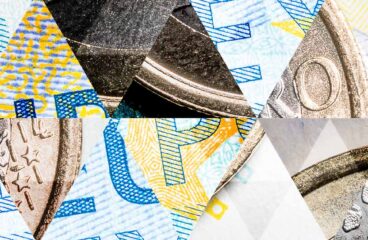 Fondo abstracto de mosaico de triángulos con monedas de un euro y billetes de 20 euros. Representación conceptual del modelo económico europeo