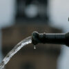 Foto del detalle de la fuente de St. Georg con un chorro de agua. La fuente se encuentra en el casco antiguo de la ciudad de Görlitz en Alemania. Seguridad hídrica