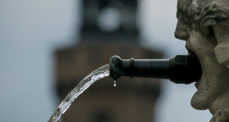 Foto del detalle de la fuente de St. Georg con un chorro de agua. La fuente se encuentra en el casco antiguo de la ciudad de Görlitz en Alemania. Seguridad hídrica